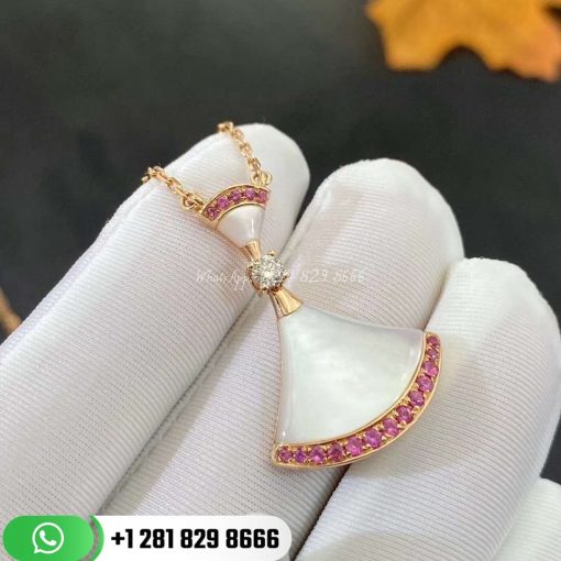 REF . 357220 DIVAS’ DREAM 18 kt rose gold necklace with mother-of-pearl insert, a round brilliant-cut diamond (0.10 ct) and brilliant-cut pink sapphires (0.22 ct)