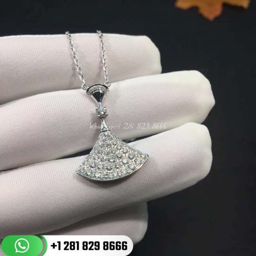 REF . 350066 DIVAS’ DREAM necklace in 18 kt white gold with pendant set with one diamond and pavé diamonds.