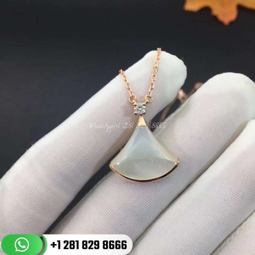 REF . 350062 DIVAS’ DREAM necklace in 18 kt rose gold with pendant set with mother-of-pearl element and one diamond.