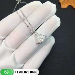 REF . 351099 DIVAS’ DREAM necklace in 18 kt white gold with pendant set with one diamond and pavé diamonds.