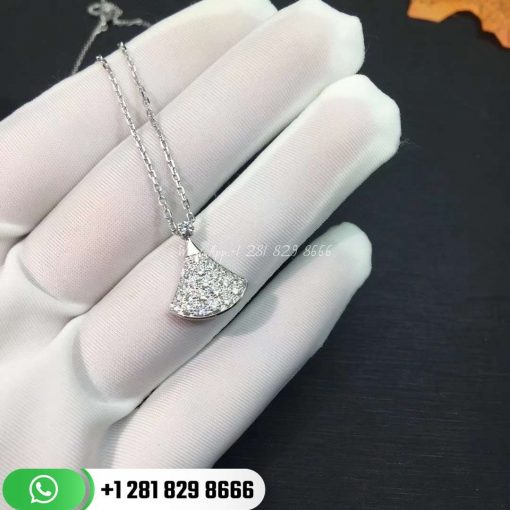 REF . 351099 DIVAS’ DREAM necklace in 18 kt white gold with pendant set with one diamond and pavé diamonds.