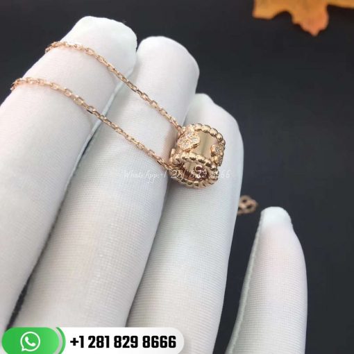 VCARO3YG00 Perlée clovers pendant, yellow gold, round diamonds; diamond quality DEF, IF to VVS.
