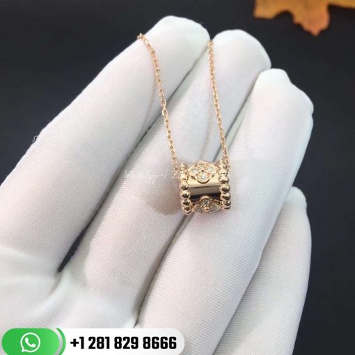 VCARO3YG00 Perlée clovers pendant, yellow gold, round diamonds; diamond quality DEF, IF to VVS.