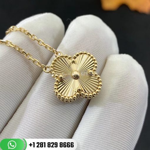 VCARP4KL00 Vintage Alhambra pendant, guilloché yellow gold.