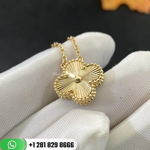 VCARP4KL00 Vintage Alhambra pendant, guilloché yellow gold.